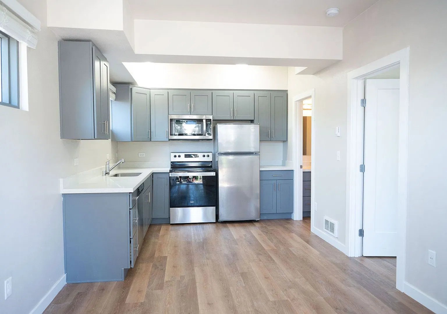 3RD FLR Modern Comforts Easy Freeway Access — Photo 1