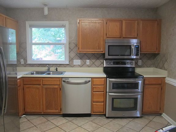 The range features 2 ovens!