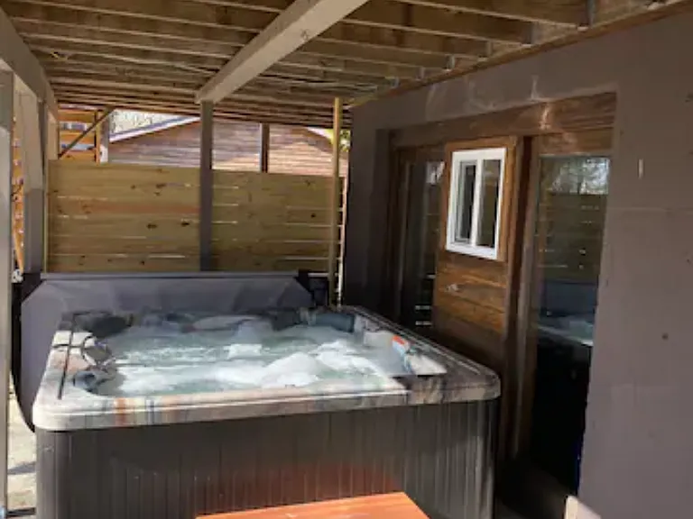 Outdoor Hot Tub / Jacuzzi with Privacy Screen
