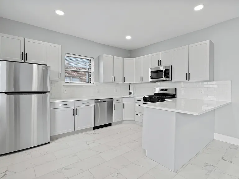 Experience contemporary cooking in this beautifully designed kitchen, perfect for culinary enthusiasts.
