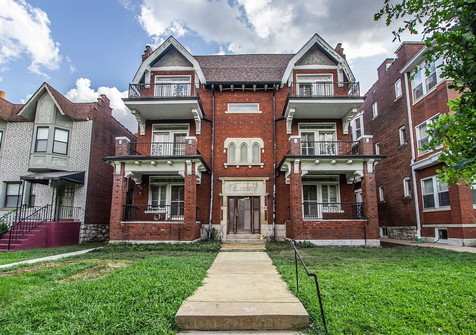 2 bd recently rehabbed, walk to main campus at Wash U. — Photo 2