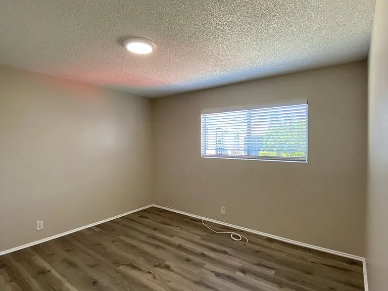 1116 Bennett Ave — Photo 12