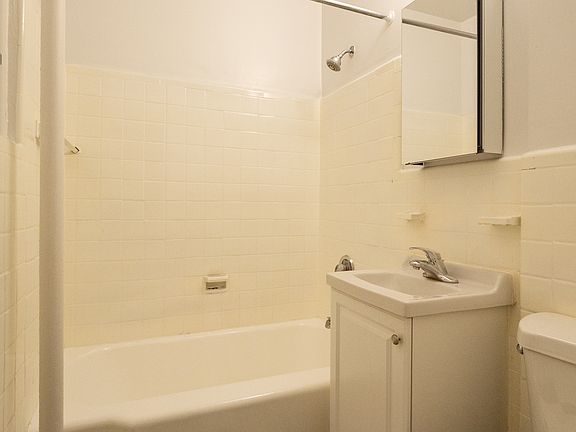 3rd image of 30 W 72nd St APT A
