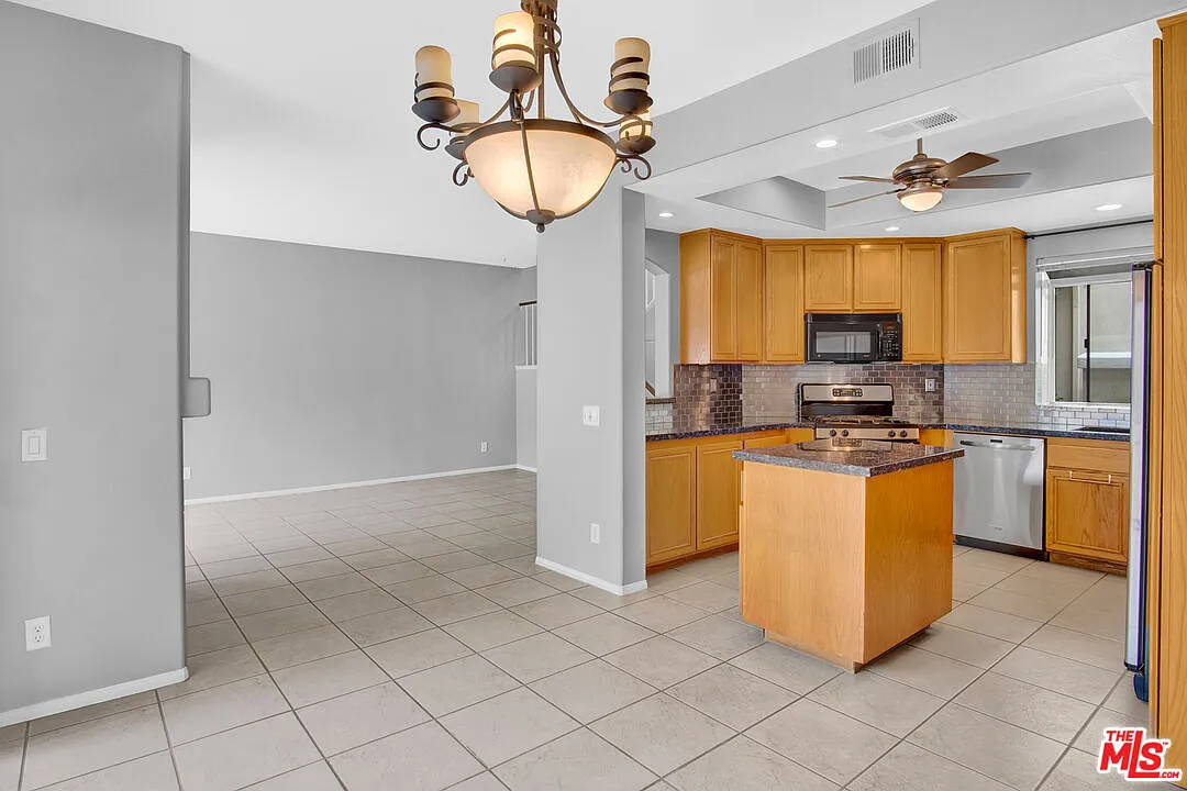 4 bed, 2.5 bath, 1690 sqft, $4,350 — Photo 4