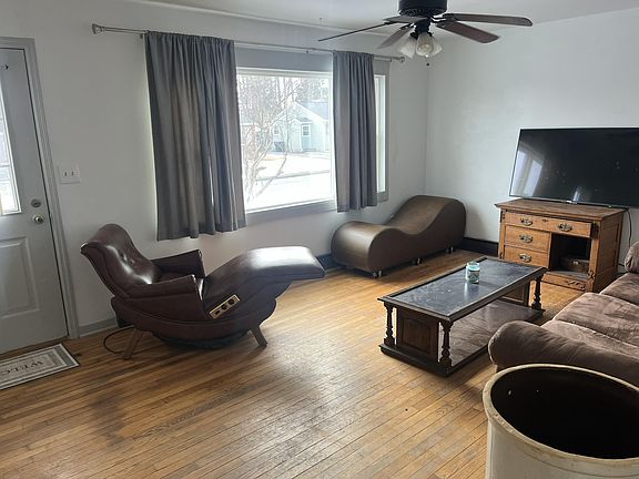 5th image of 82 Leonard Ave