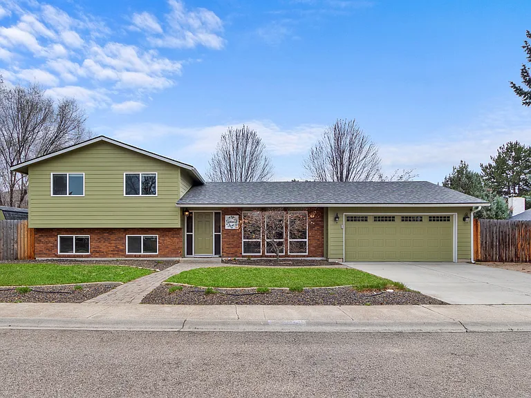1897 E Quincy Dr — Photo 1