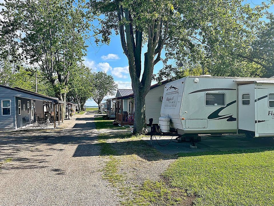 RV on right side, two slides