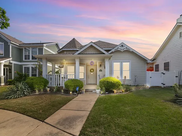 9864 Walnut Hill Dr, Aubrey, TX 76227