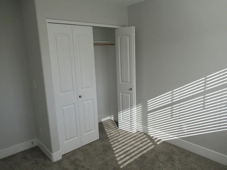 Large Duplex in South Salem! — Photo 11
