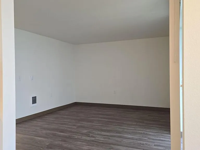 Winfou06-Columbia Village Apartments — Photo 12