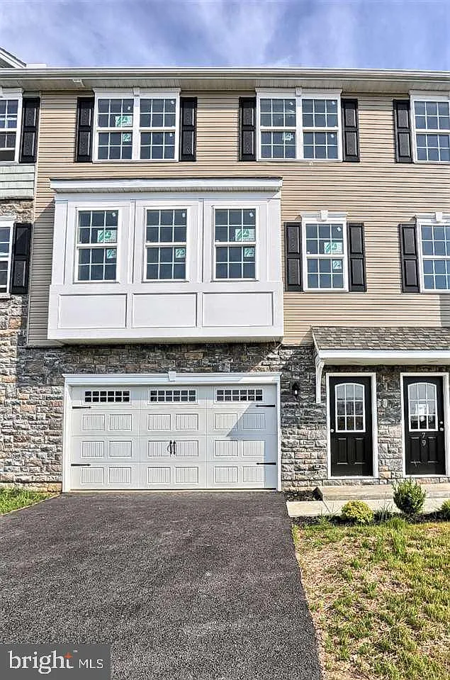 4 bed, 2.5 bath, 2400 sqft, $2,245 — Photo 2