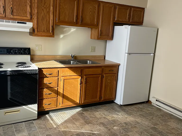 1350 Chestnut Dr #B — Photo 3