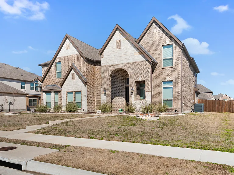 1209 Rogers Pkwy — Photo 2