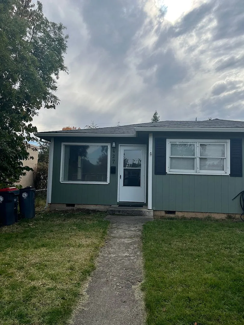 Medford 2 Bedroom, 1 bath Duplex with Fenced Yard — Photo 1