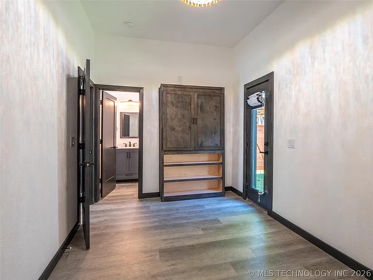 351 E Washington Ave — Photo 19