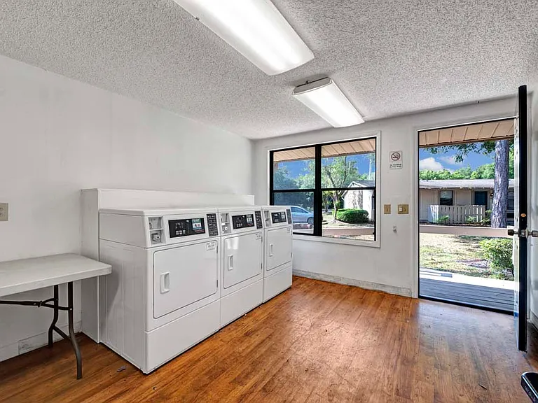 Oak Shade Apartments — Photo 8