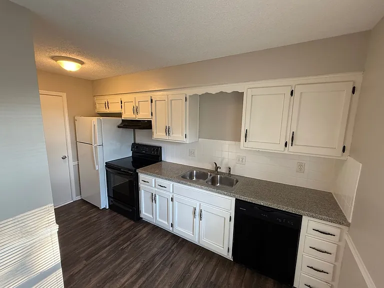 403 Hawthorne Court — Photo 3