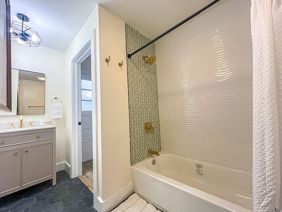 5th image of 129 42nd St