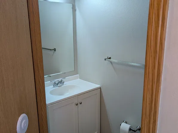 910 E 16th St N, Newton, IA 50208