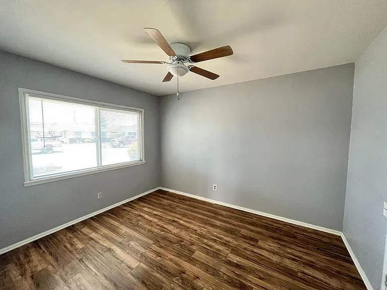 664-670 S Eremland Dr — Photo 10