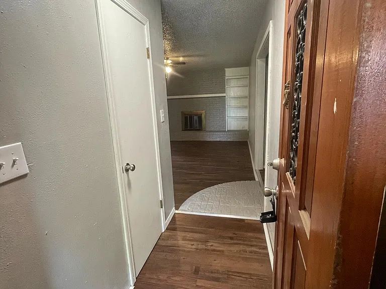 1252 S 27th Pl — Photo 2