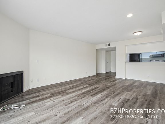 3rd image of 870 Crenshaw Blvd #202B