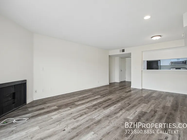 870 Crenshaw — Photo 3