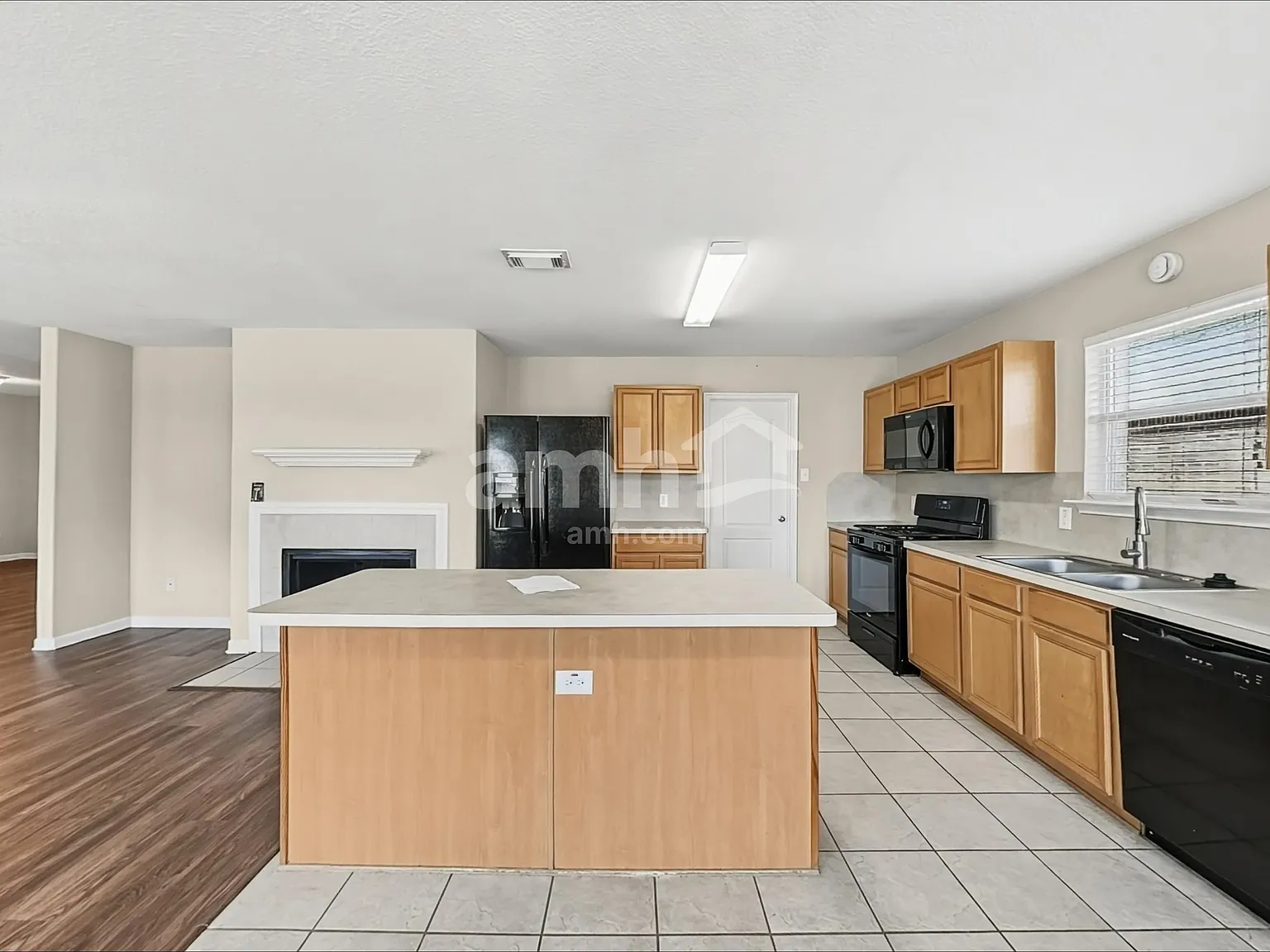 3 bed, 2.5 bath, 2244 sqft, $2,315 — Photo 4