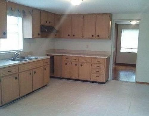 4th image of 2119 Saint Clair St
