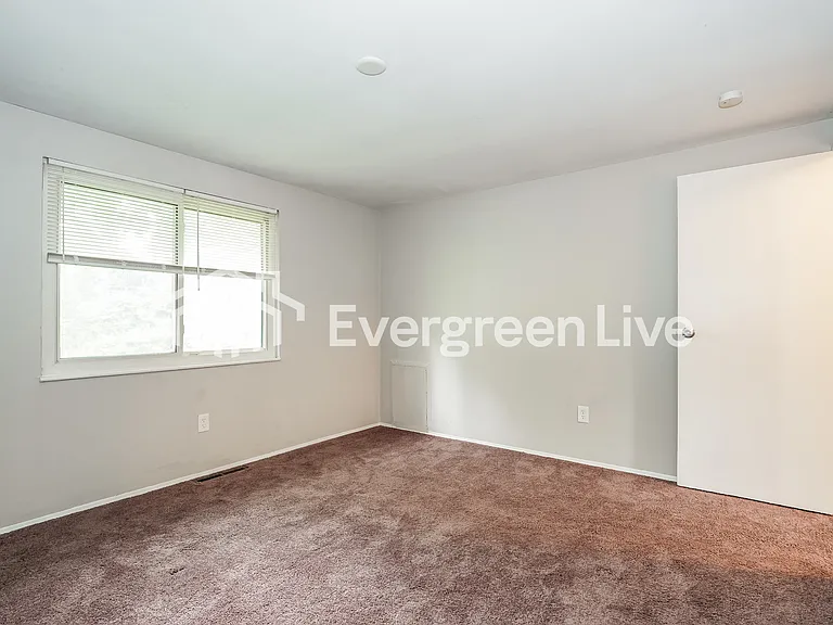 4917 Majestic Dr E — Photo 8