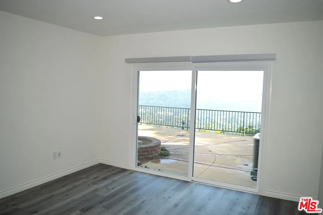 3 bed, 3.0 bath, 2084 sqft, $6,000 — Photo 2
