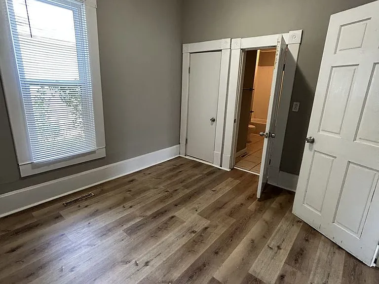706 W Kansas St — Photo 4