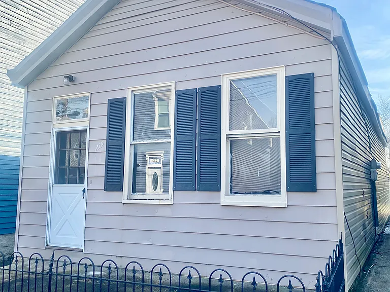 219 Trevor St — Photo 1