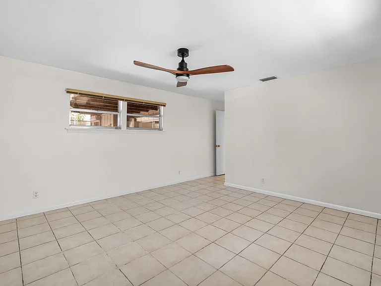 1051 SW 21st St — Photo 28