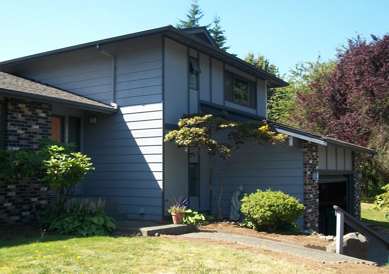 Large 3 BR 2.5 Bath Single Family Home in the Seattel Hills neighborhood, Everett $2995/mo — Photo 1
