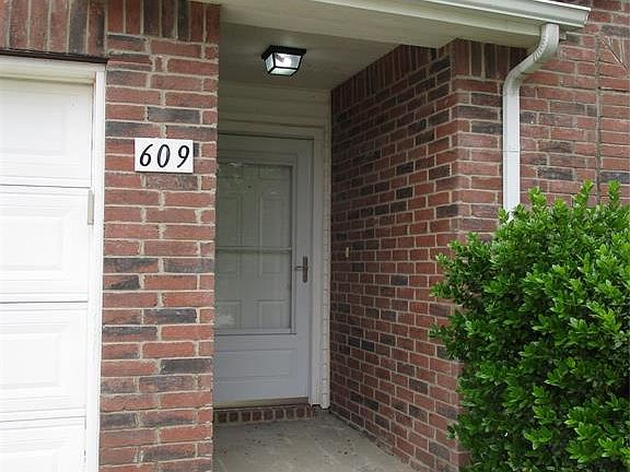 3rd image of 609 Redwing Dr