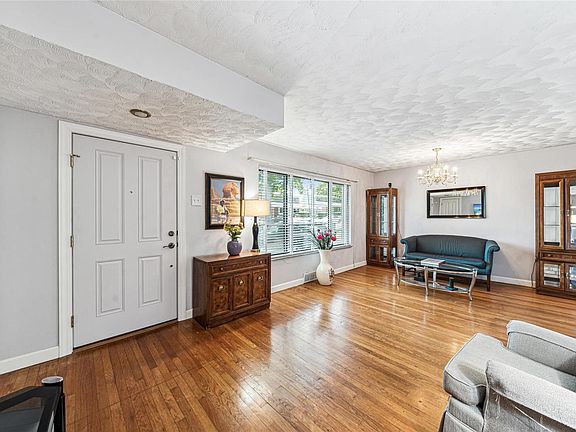 3rd image of 8015 Braddock Dr