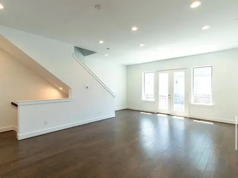 2208 McGowen St — Photo 9