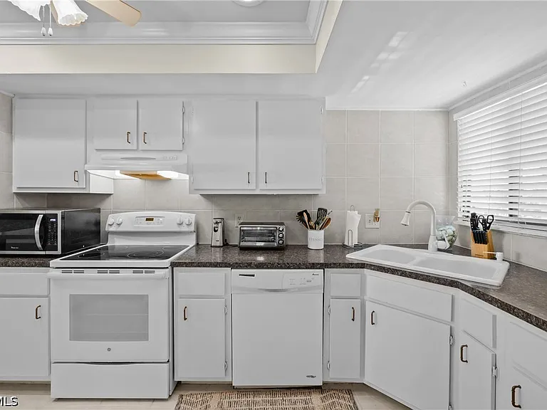 1203 SW 48th Ter #201 — Photo 7