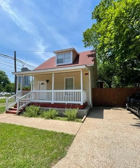 208 Medina St — Photo 1
