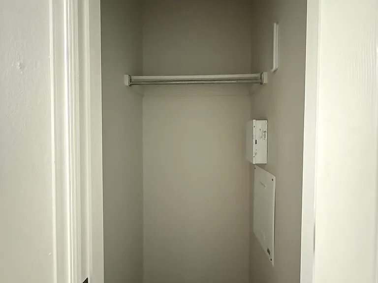 Entry/coat closet
