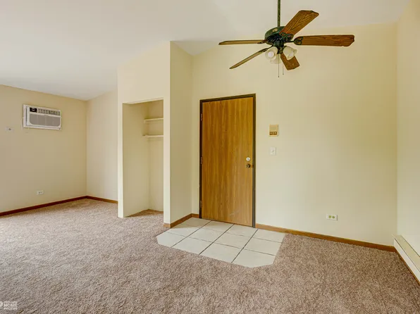 439 Berkshire Dr, Crystal Lake, IL