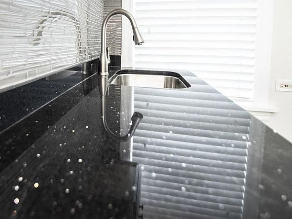4th image of 918 Green Bay Rd APT 2C