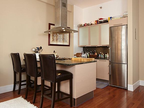 2nd image of 120 Greenwich St APT 5D