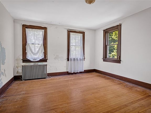 24th image of 121 Kittanning St
