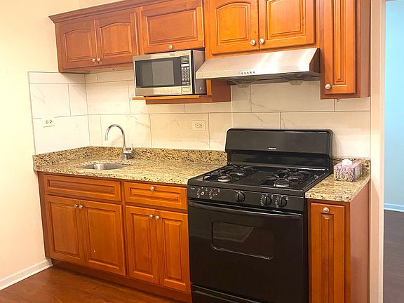 4th image of 257 W 22nd Pl #1F