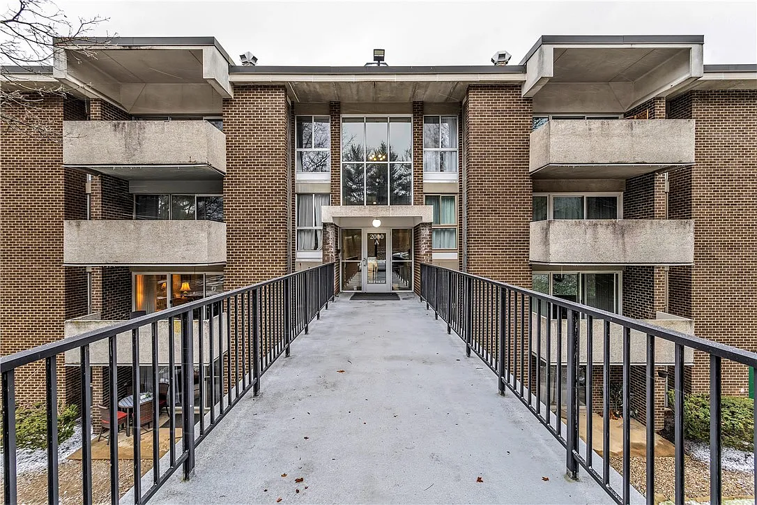 2401 Charlemagne Cir photo 1