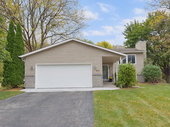 1425 Meadow Ct, Chaska, MN 55318