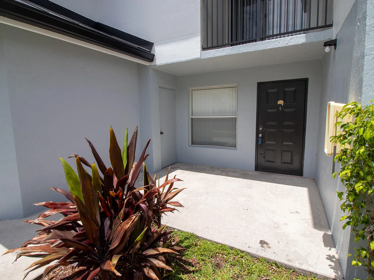 3 bed, 2.0 bath, 1050 sqft, $2,400 — Photo 3