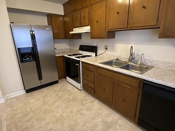 3rd image of 514 Olde Greenwich Cir